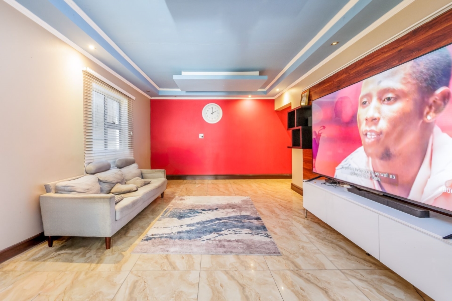 6 Bedroom Property for Sale in Silwood Heights Western Cape